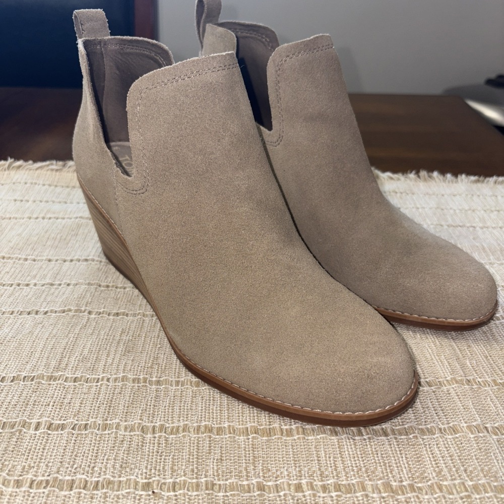 TOMS Kallie Wedge Round Toe Booties Womens Size 9 Tan Suede